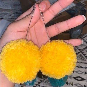 yellow pom pom
